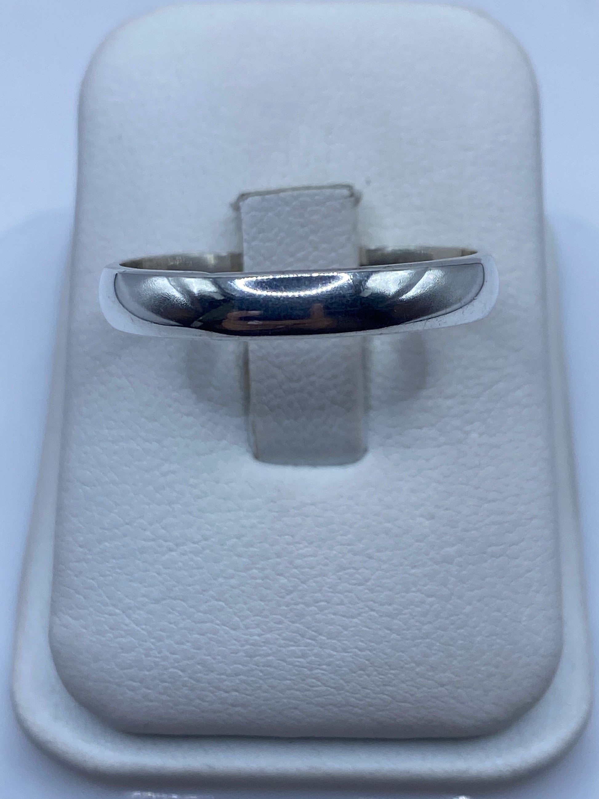 Anillo de plata banda pulida espejo en estuche blanco de presentación