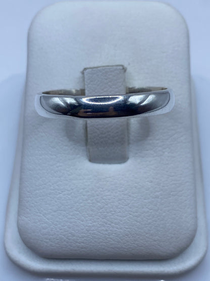 Anillo de plata banda pulida espejo en estuche blanco de presentación