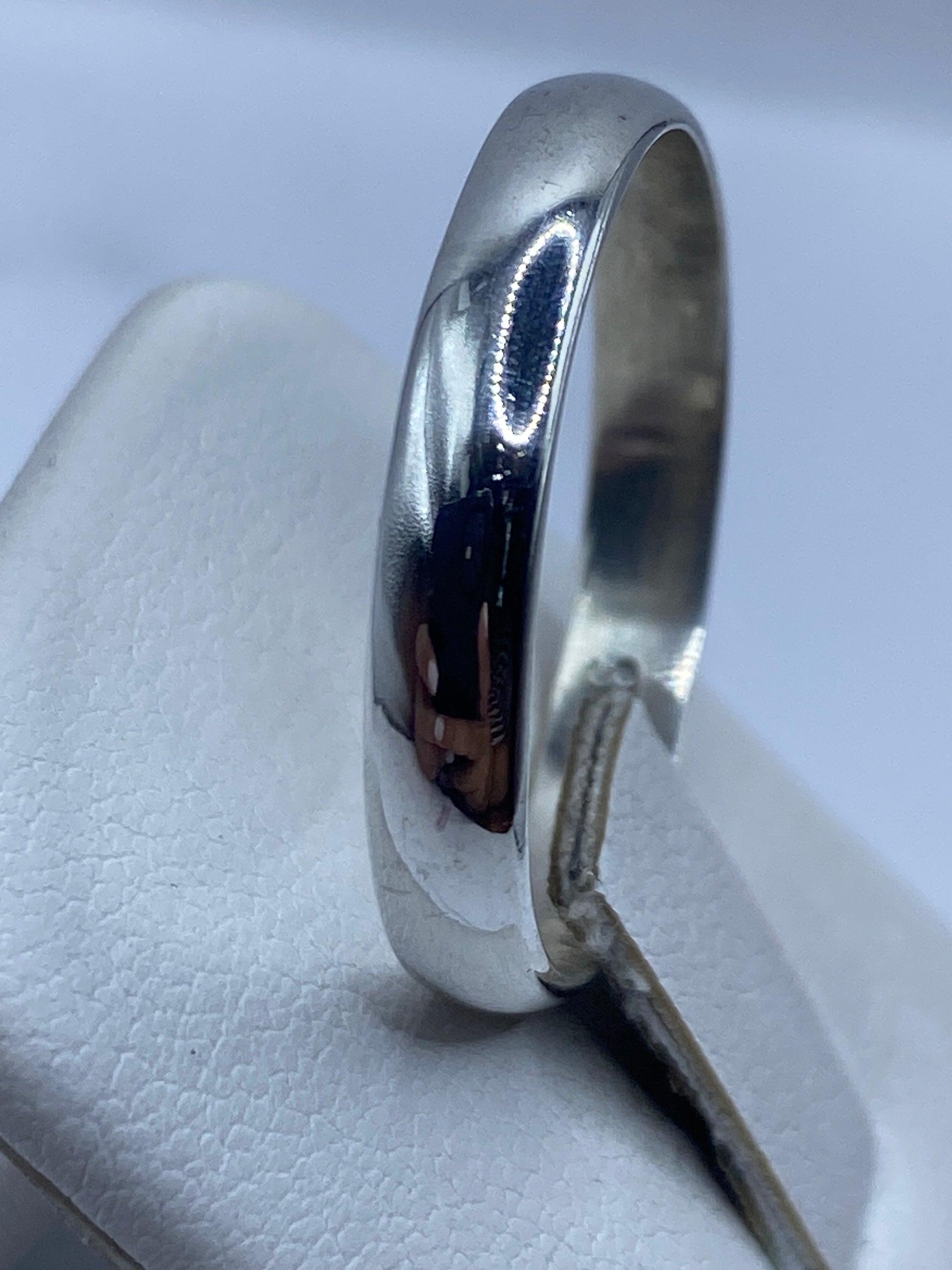Anillo de plata minimalista en mano de mujer con piel morena