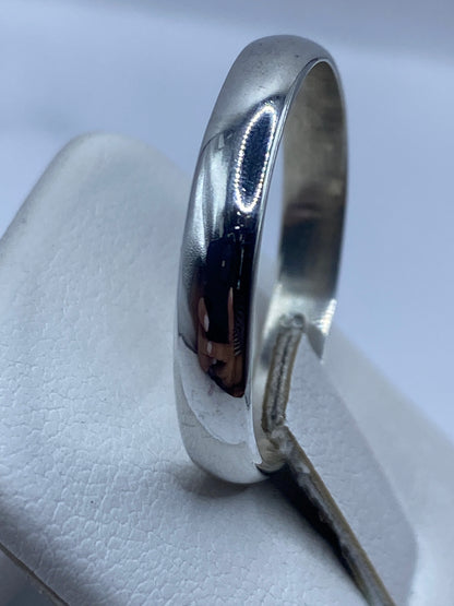 Anillo de plata minimalista en mano de mujer con piel morena