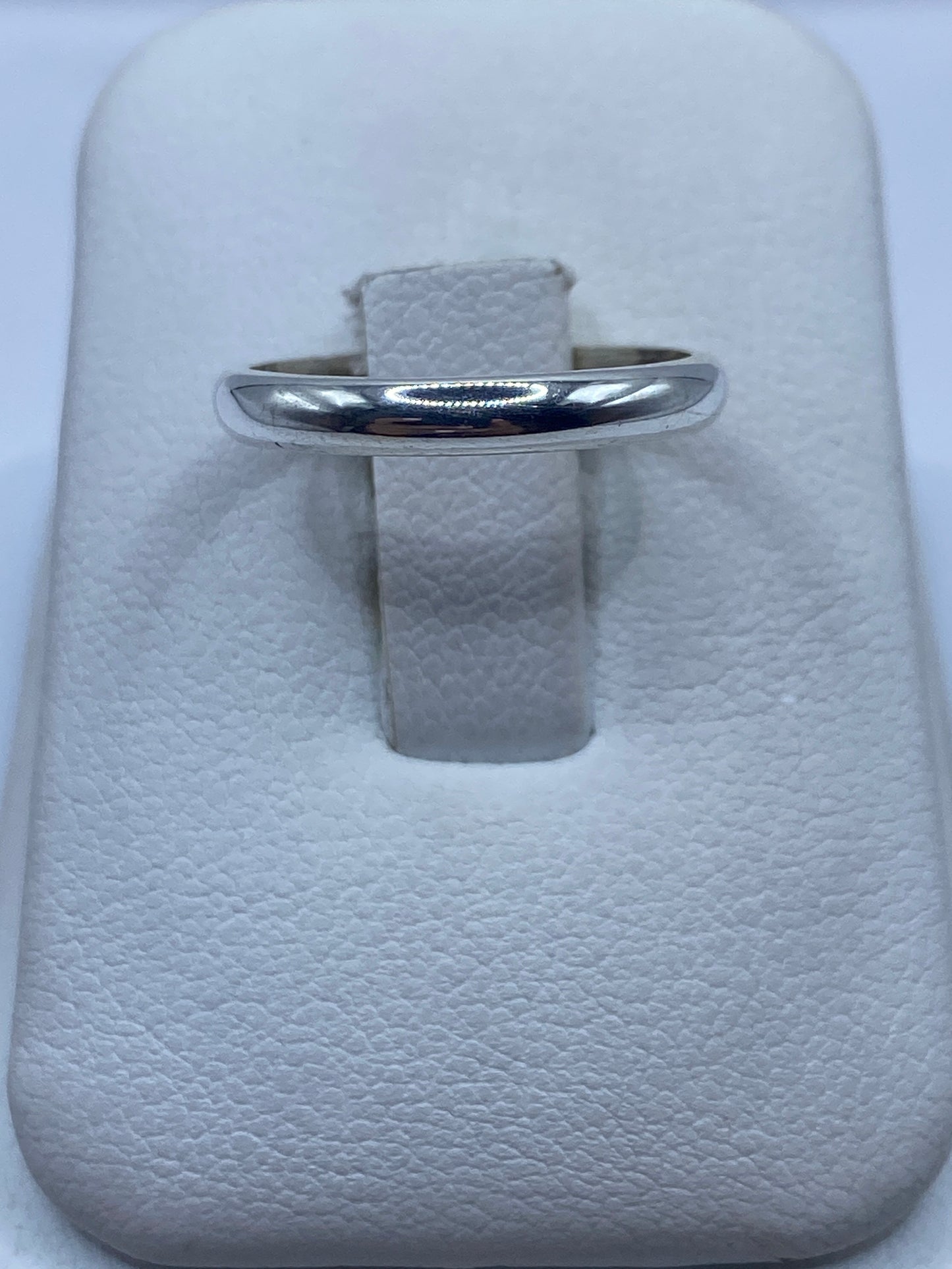 Anillo de plata banda lisa pulida en joyero blanco