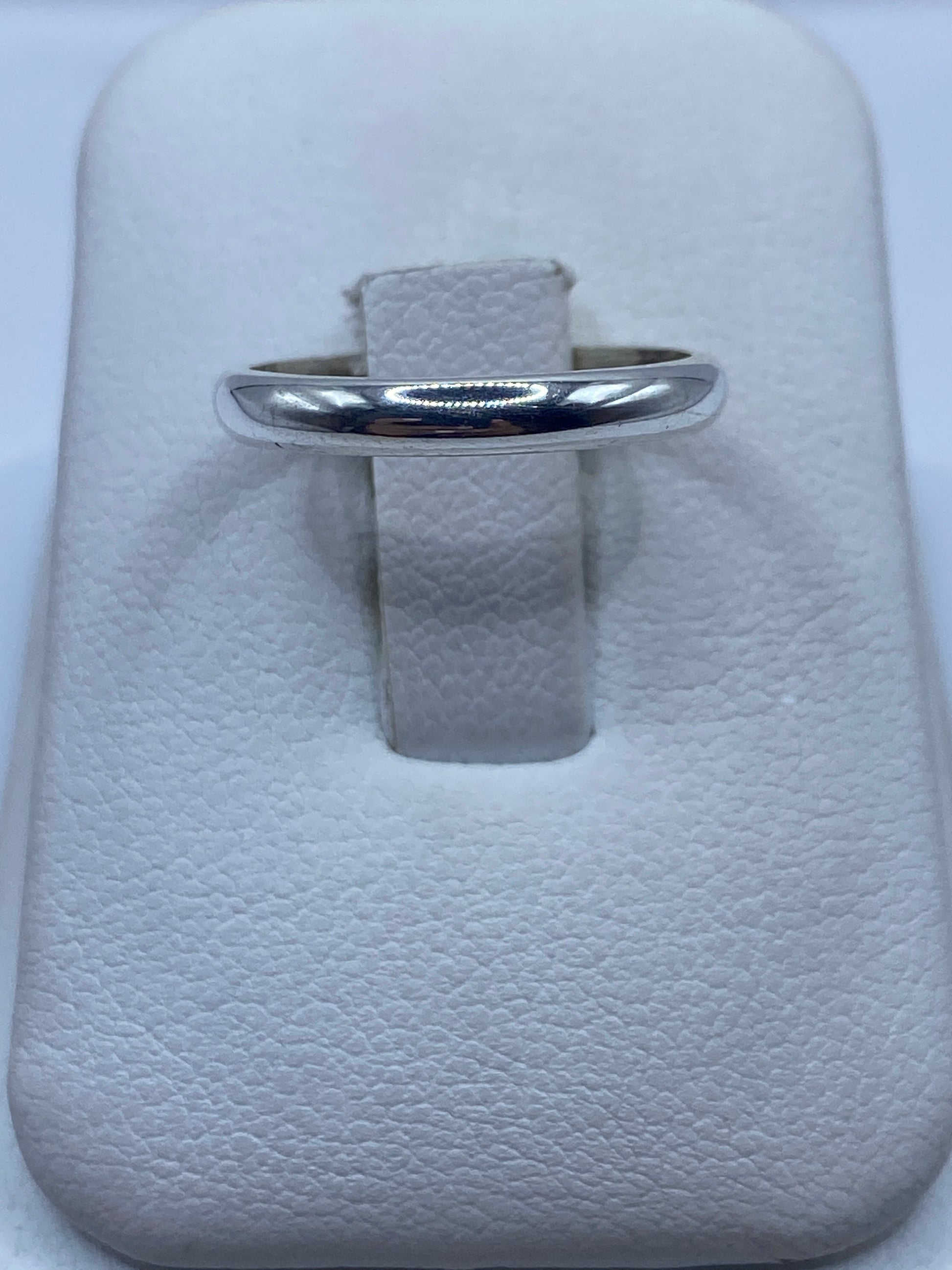 Anillo de plata banda lisa pulida en joyero blanco
