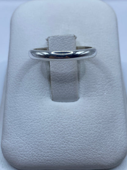 Anillo de plata banda lisa pulida en joyero blanco