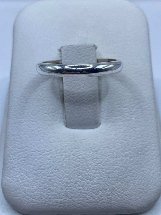 Anillo de plata banda lisa pulida en joyero blanco