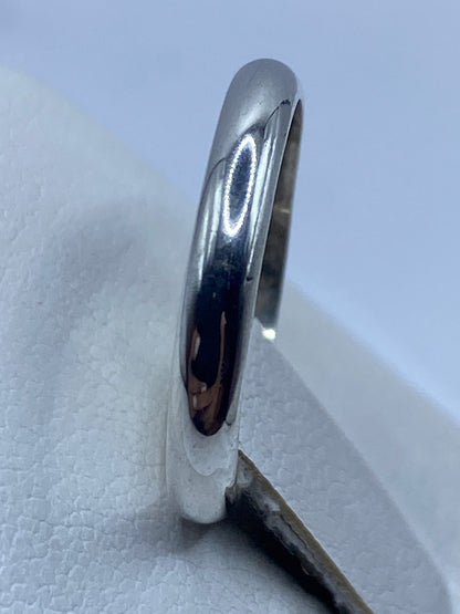 Anillo de plata .925 en la mano mostrando el acabado brillante