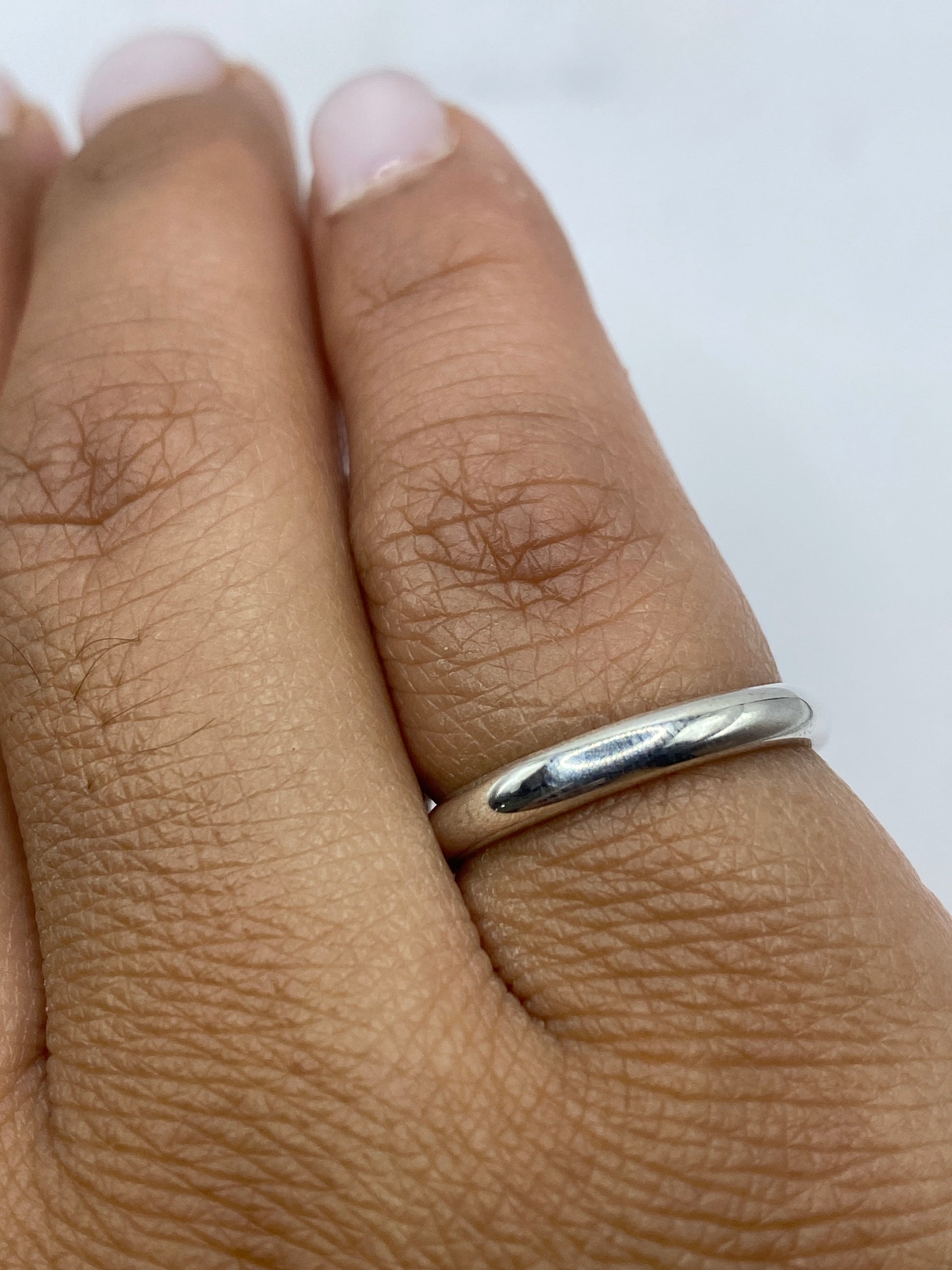 Detalle del sello .925 MEXICO en la banda interna del anillo