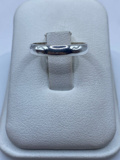 Anillo de plata banda pulida en estuche blanco, vista frontal