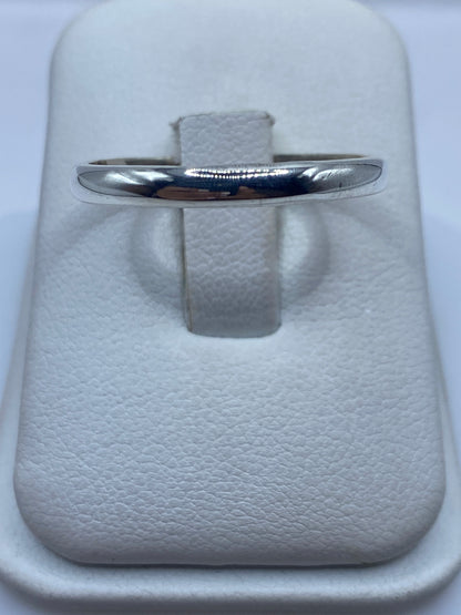 Anillo banda de plata .925 pulido en estuche blanco, vista frontal