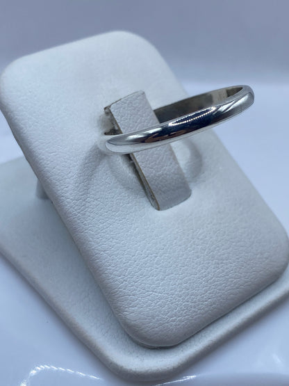 Anillo minimalista de plata fina en la mano, mostrando el acabado espejo perfecto