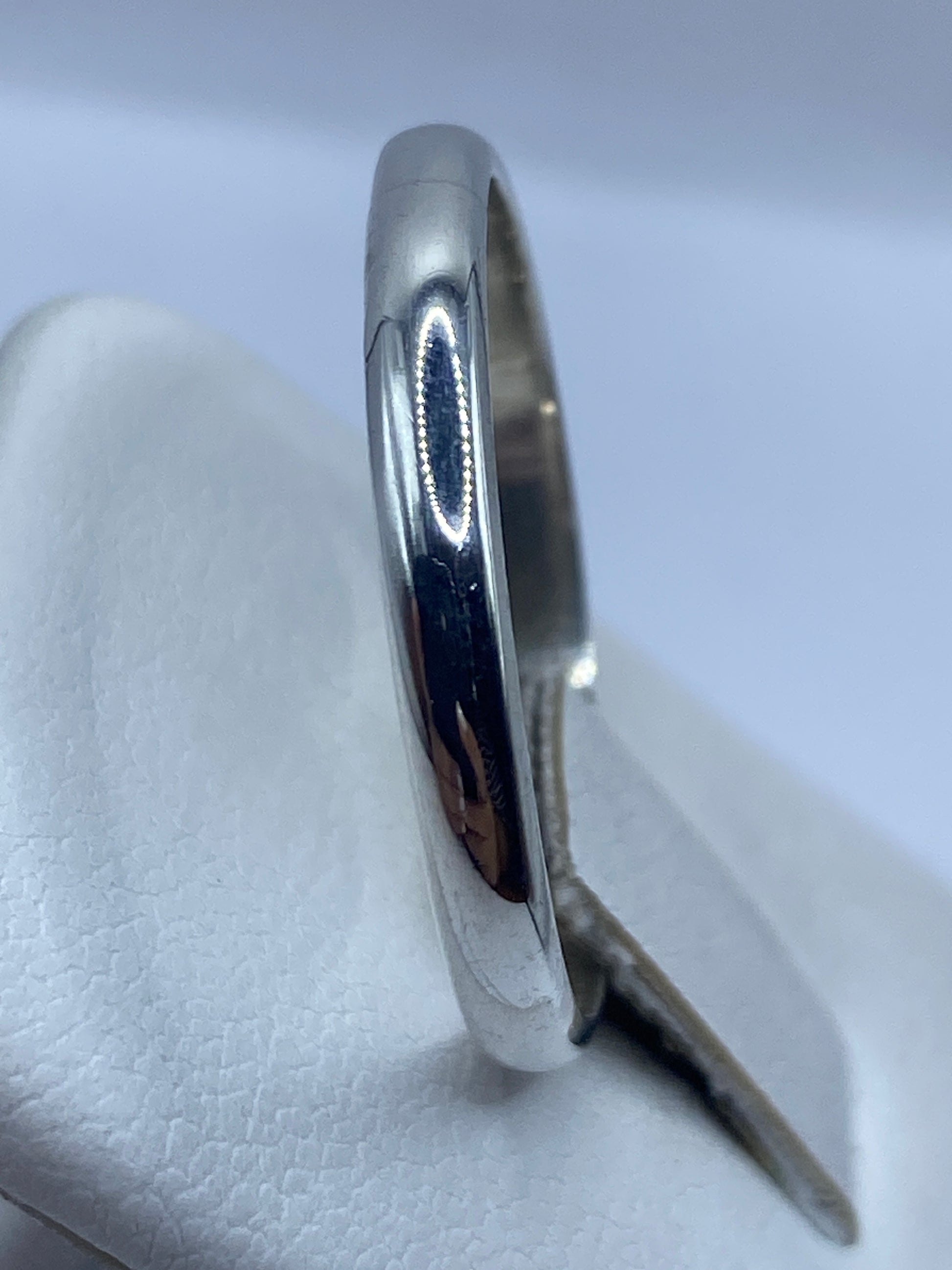 Detalle lateral del anillo banda pulido, vista de perfil