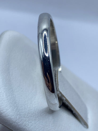 Detalle lateral del anillo banda pulido, vista de perfil