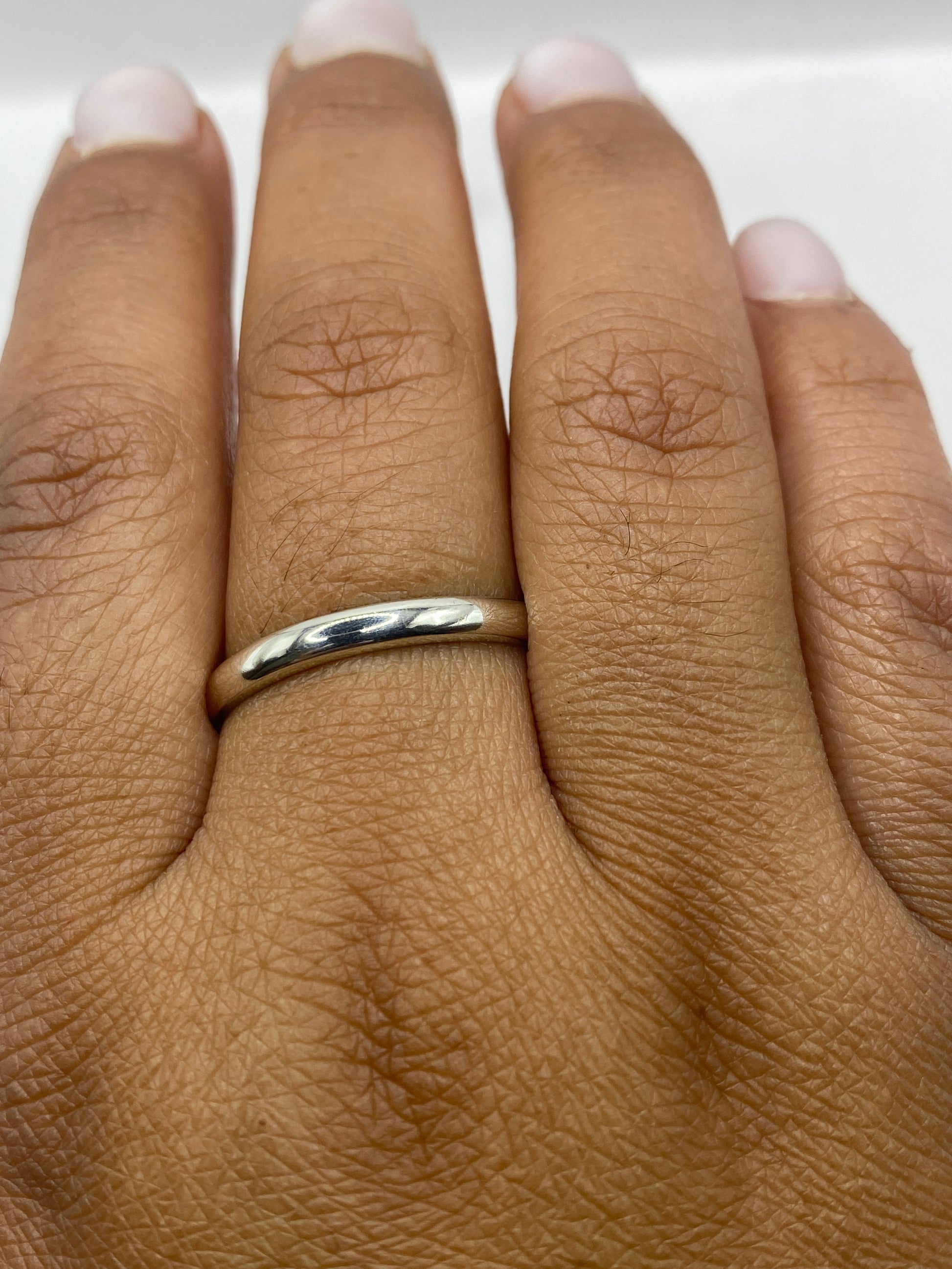 Anillo de plata con sello 925 visible en la banda interior