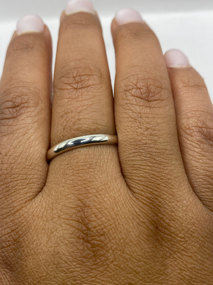 Anillo de plata con sello 925 visible en la banda interior