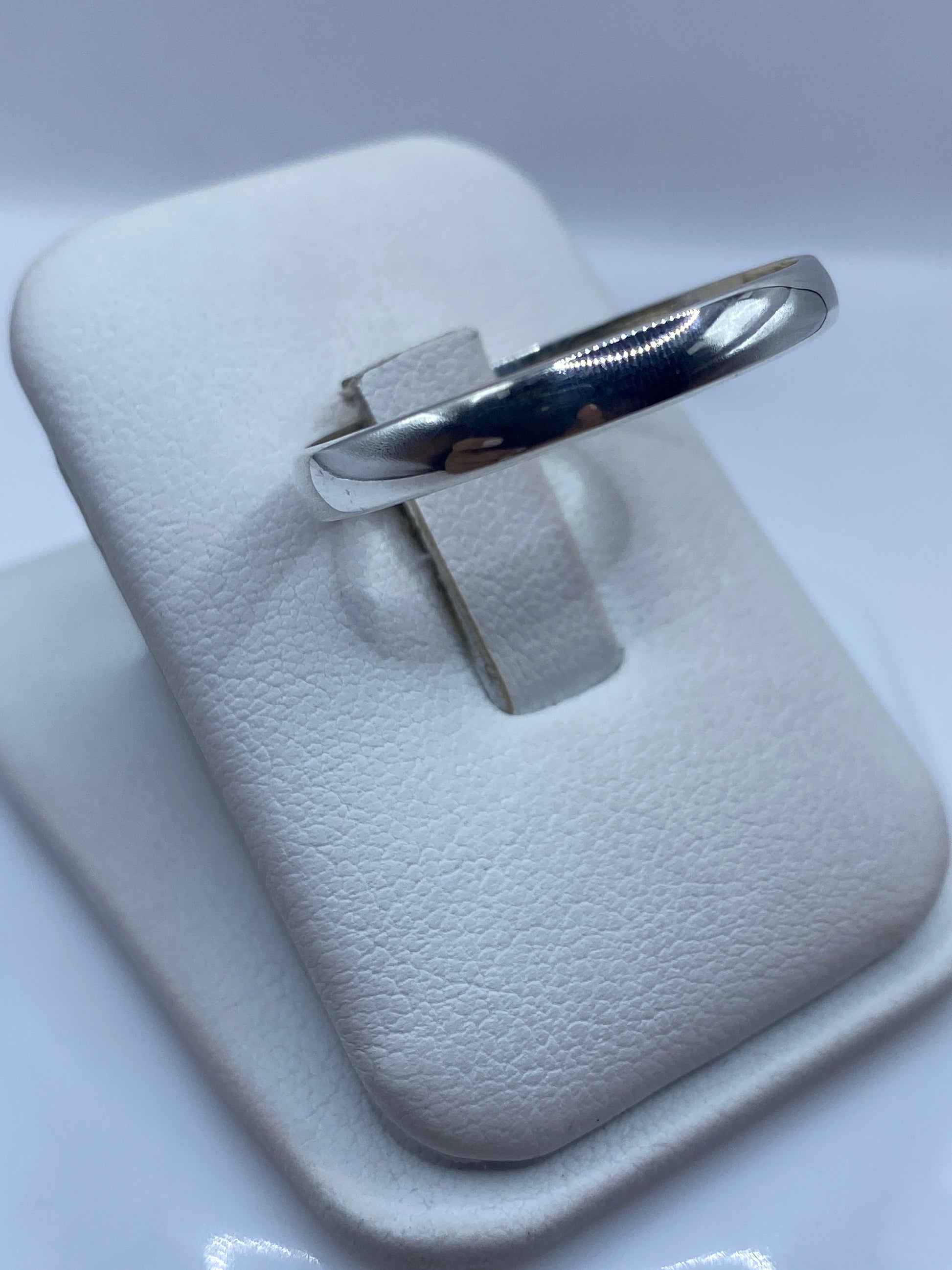 Detalle lateral del anillo minimalista mostrando el pulido profesional