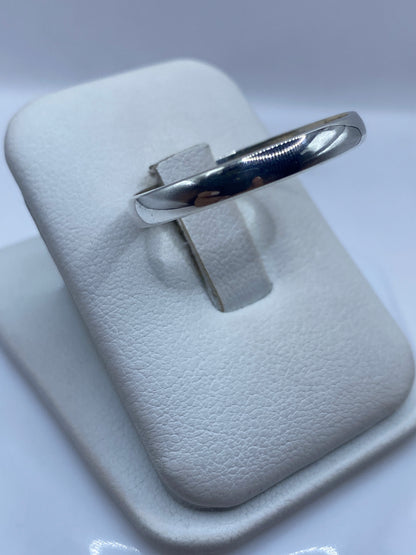 Detalle lateral del anillo minimalista mostrando el pulido profesional