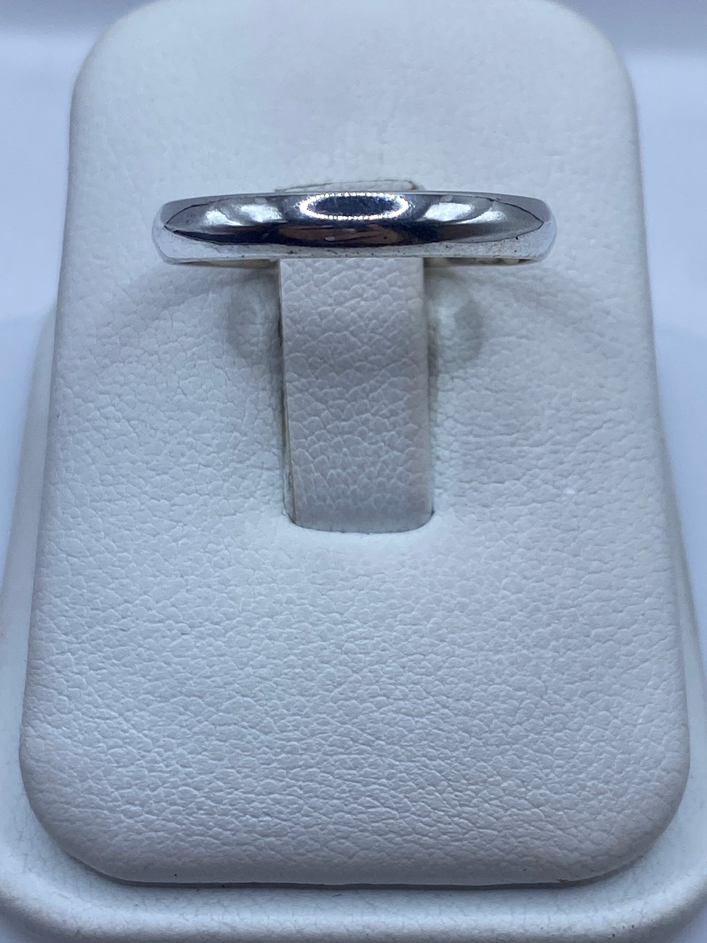 Anillo de plata .925 banda lisa pulida en estuche blanco, vista superior