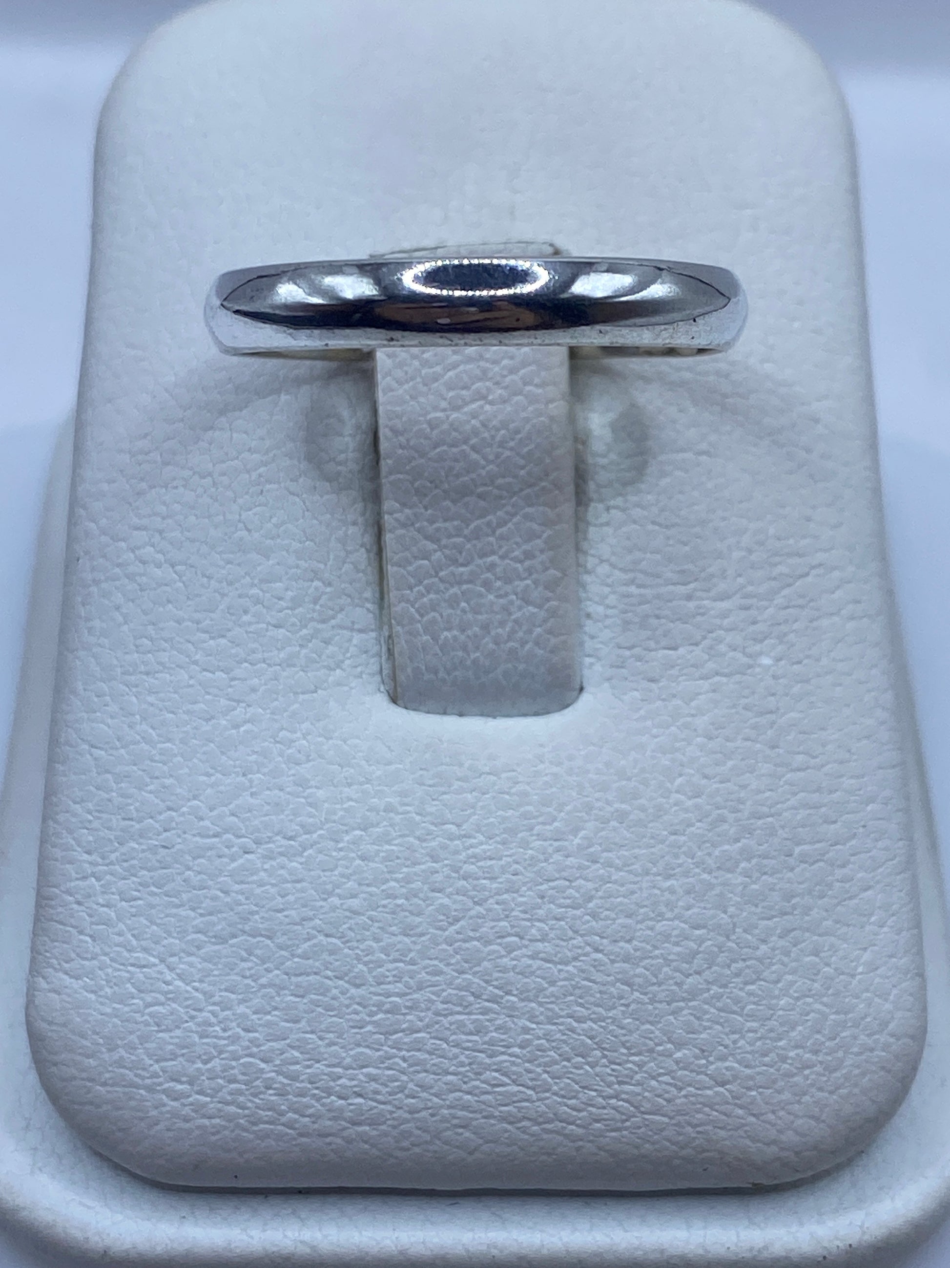 Anillo de plata .925 banda lisa pulida en estuche blanco, vista superior