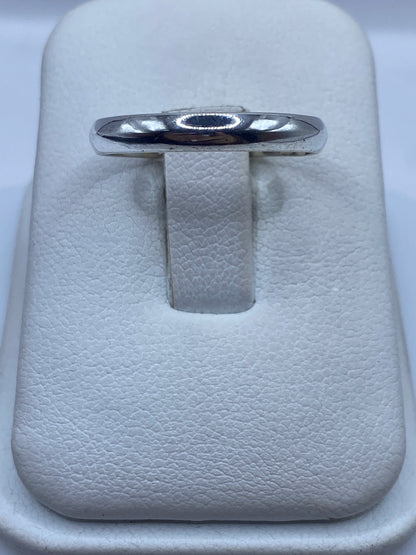 Anillo de plata .925 banda lisa pulida en estuche blanco, vista superior