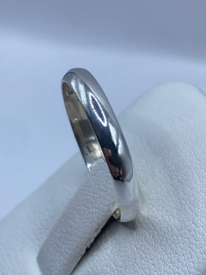 Detalle del anillo banda pulido mostrando la lisura del metal