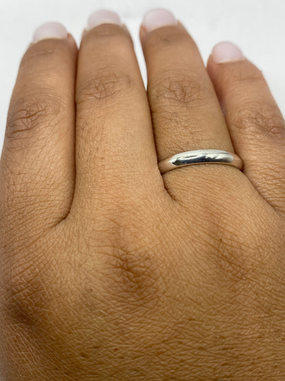 Anillo de plata .925 sobre fondo oscuro, vista de perfil