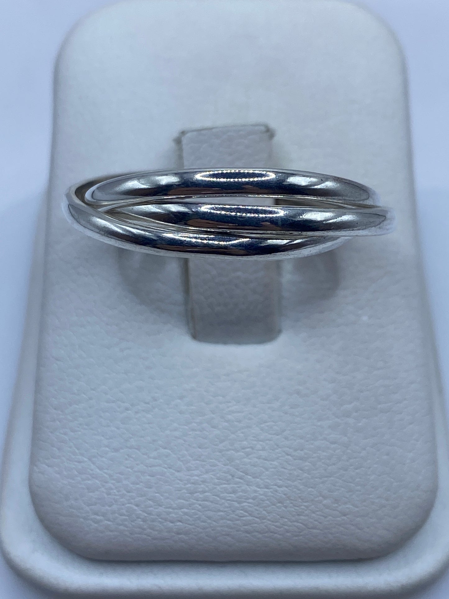Anillo de plata minimalista con bandas cruzadas en estuche blanco