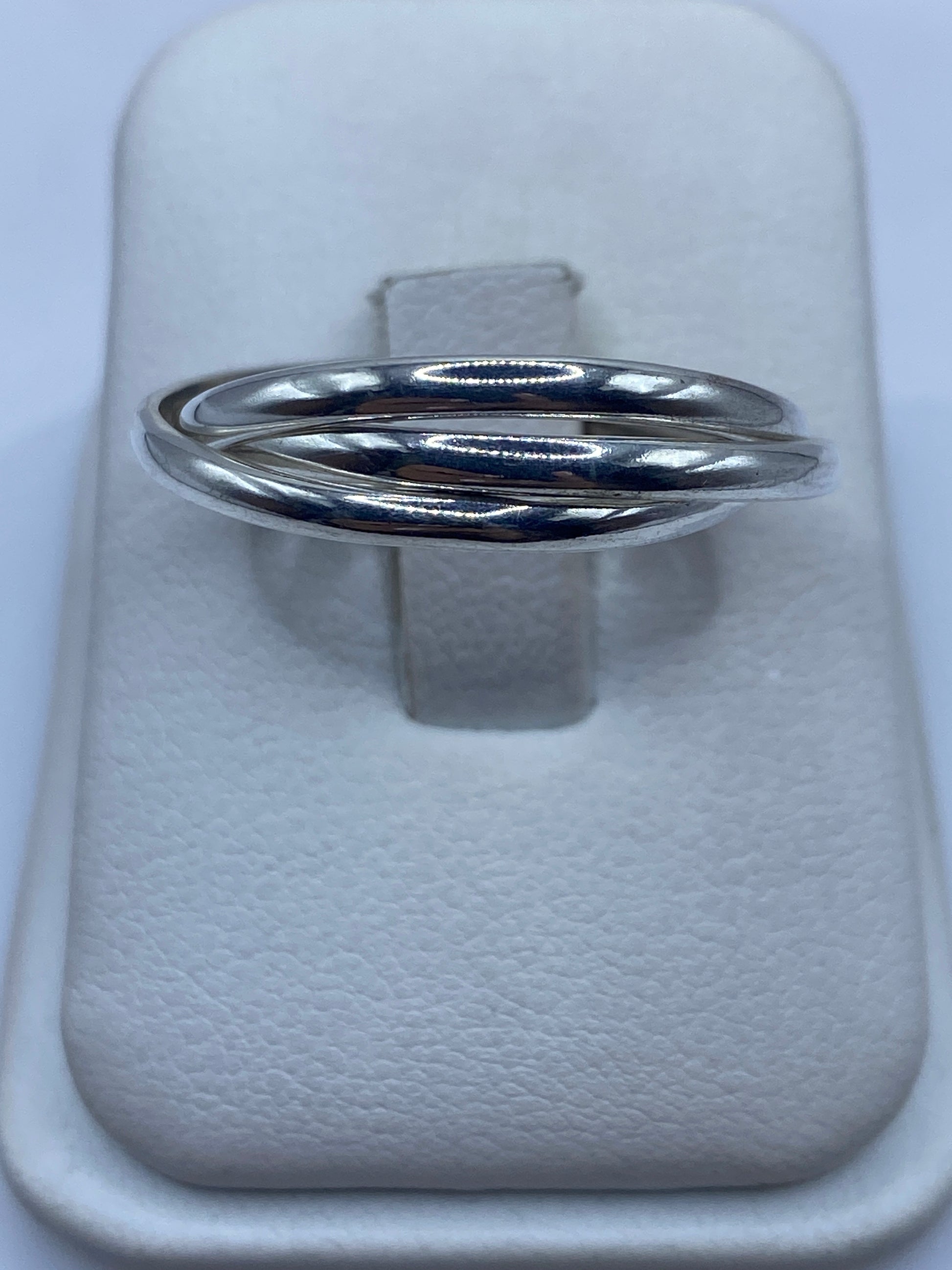 Anillo de plata minimalista con bandas cruzadas en estuche blanco