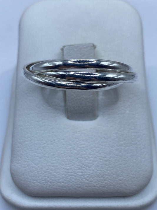 Anillo de plata minimalista con bandas cruzadas en estuche blanco