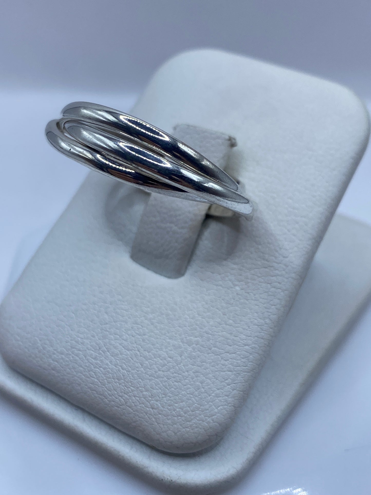 Detalle de las bandas cruzadas del anillo en plata .925 pulida