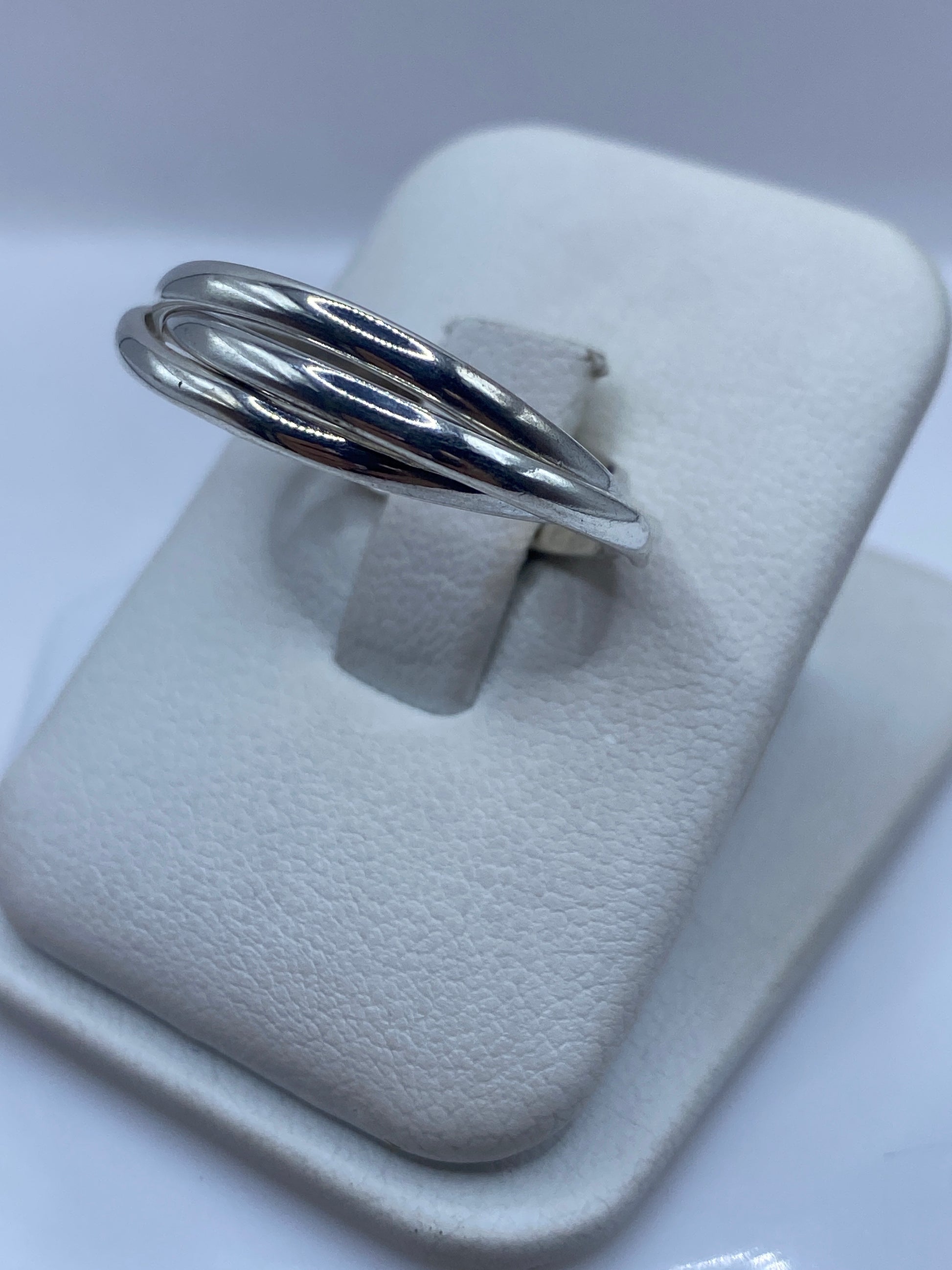Detalle de las bandas cruzadas del anillo en plata .925 pulida