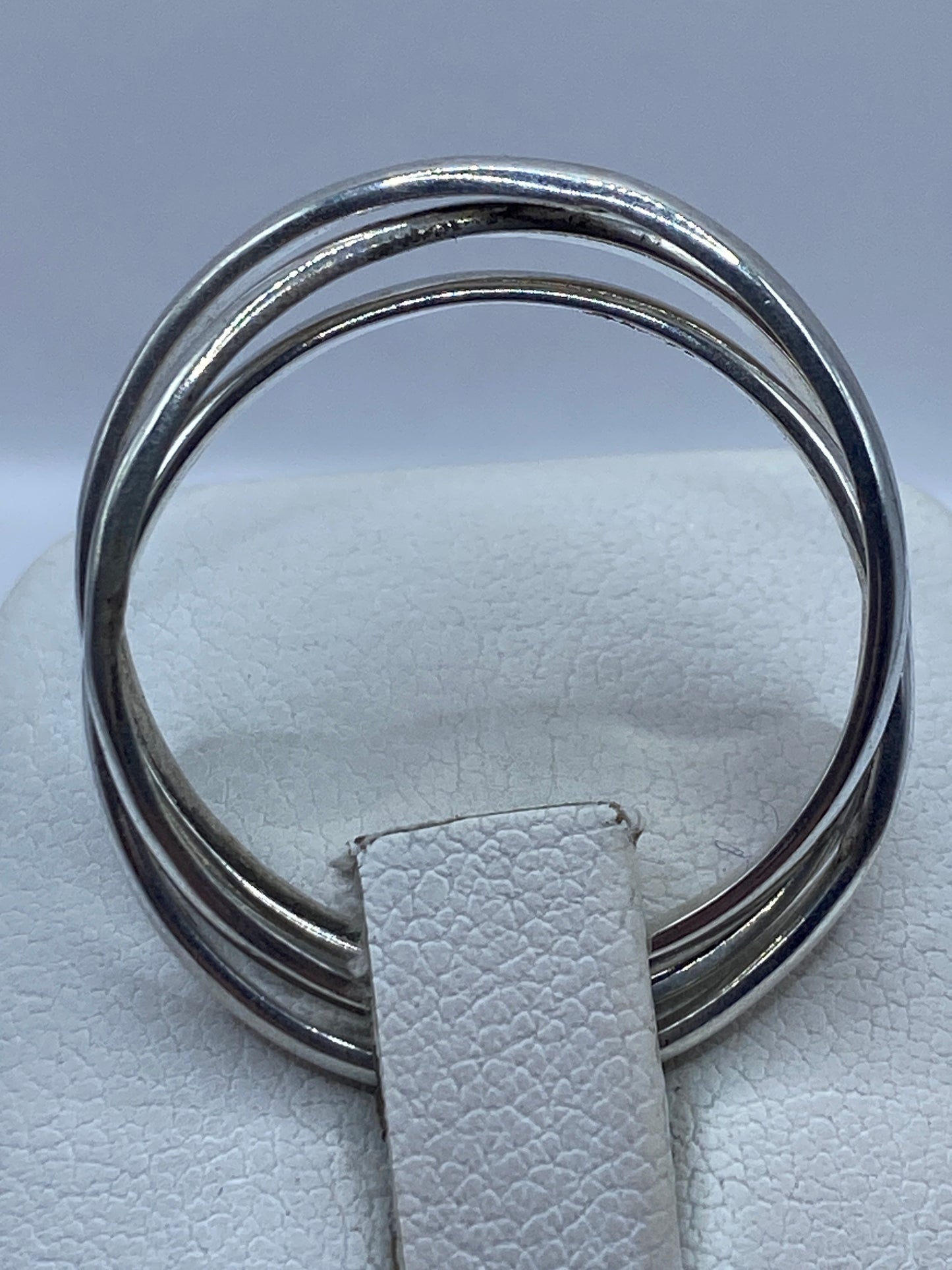 Anillo minimalista visto desde arriba mostrando el cruce simétrico