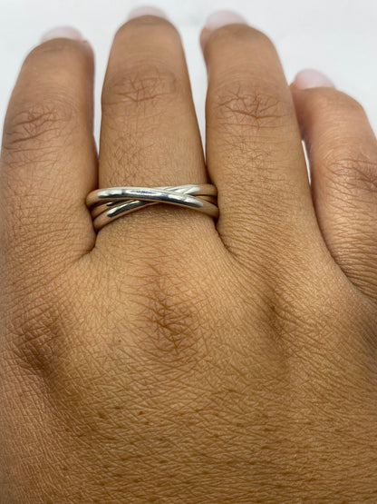 Anillo de bandas en la mano de una mujer mostrando el acabado espejo