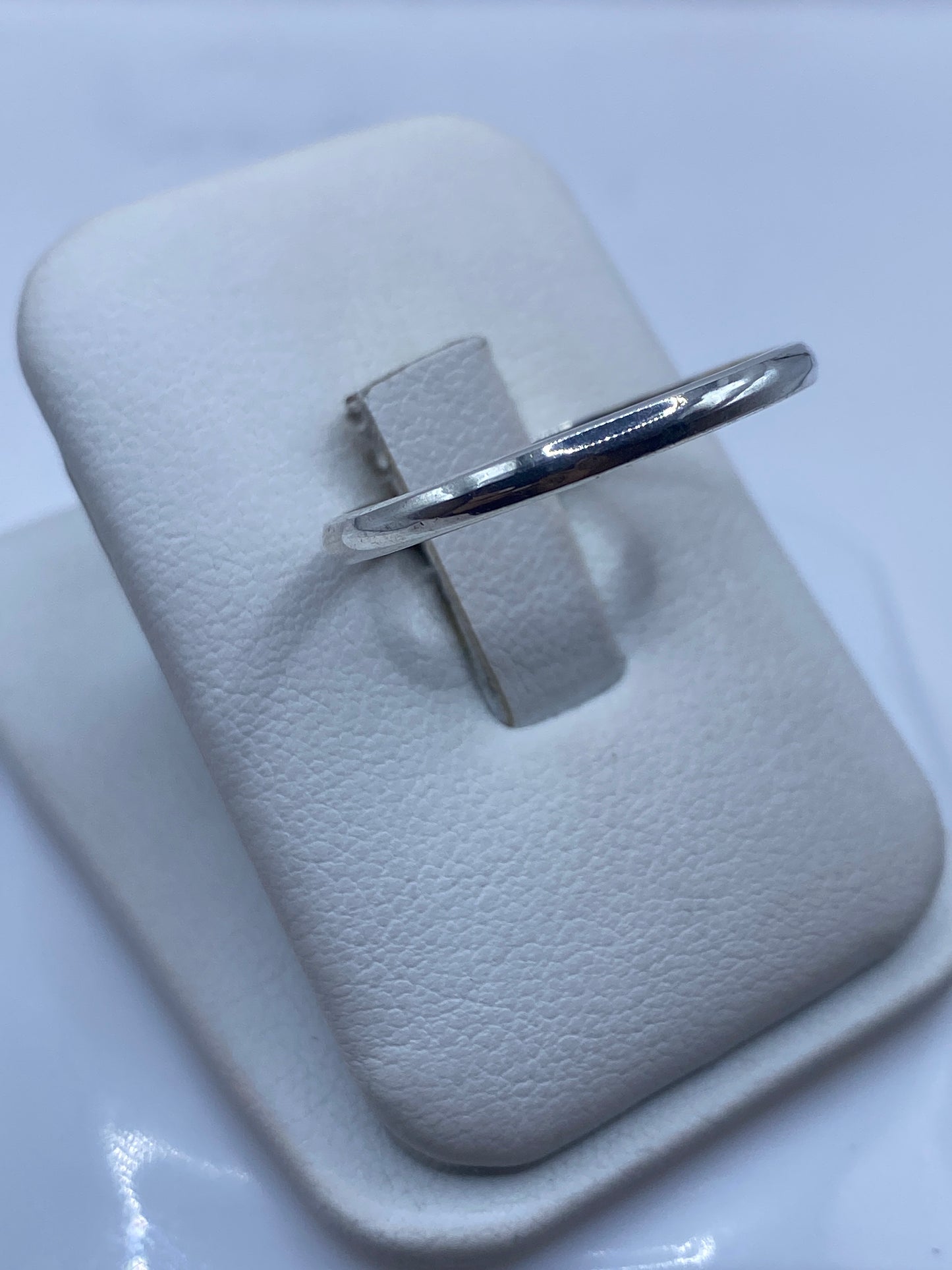Vista lateral del anillo minimalista mostrando acabado brillante