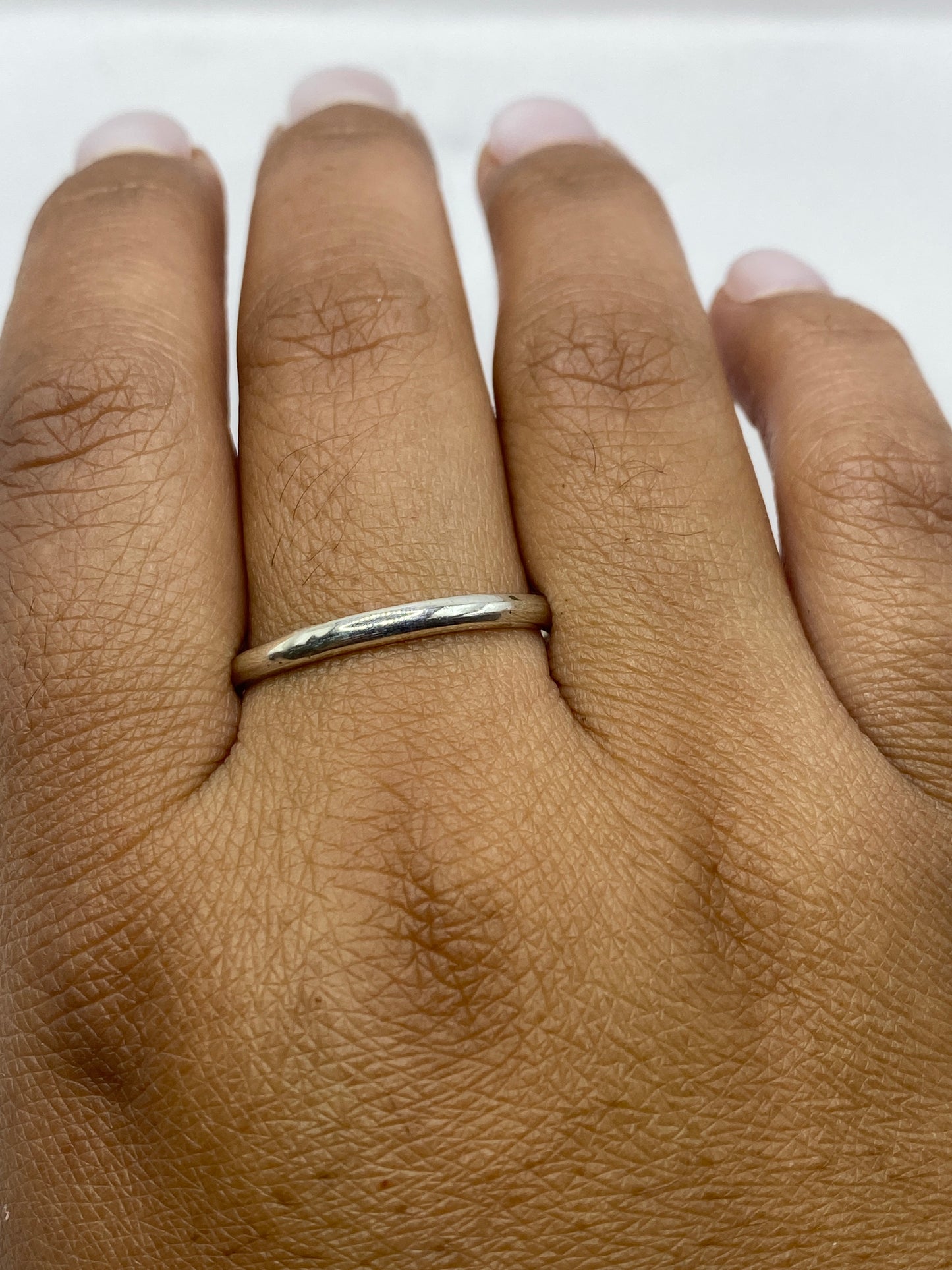 Anillo de plata pulido sobre dedo, estilo minimalista diario