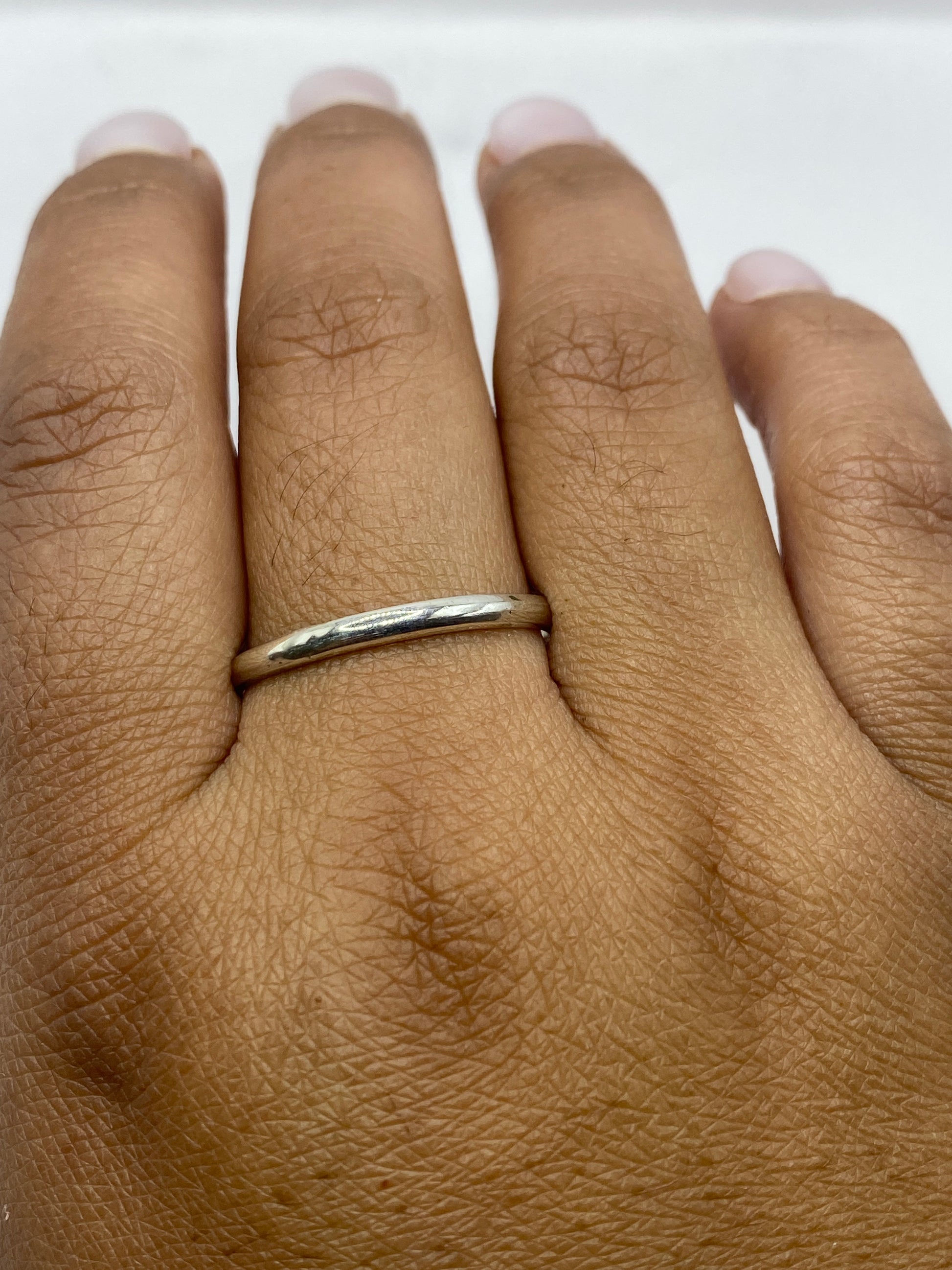 Anillo de plata pulido sobre dedo, estilo minimalista diario
