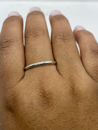 Anillo de plata pulido sobre dedo, estilo minimalista diario