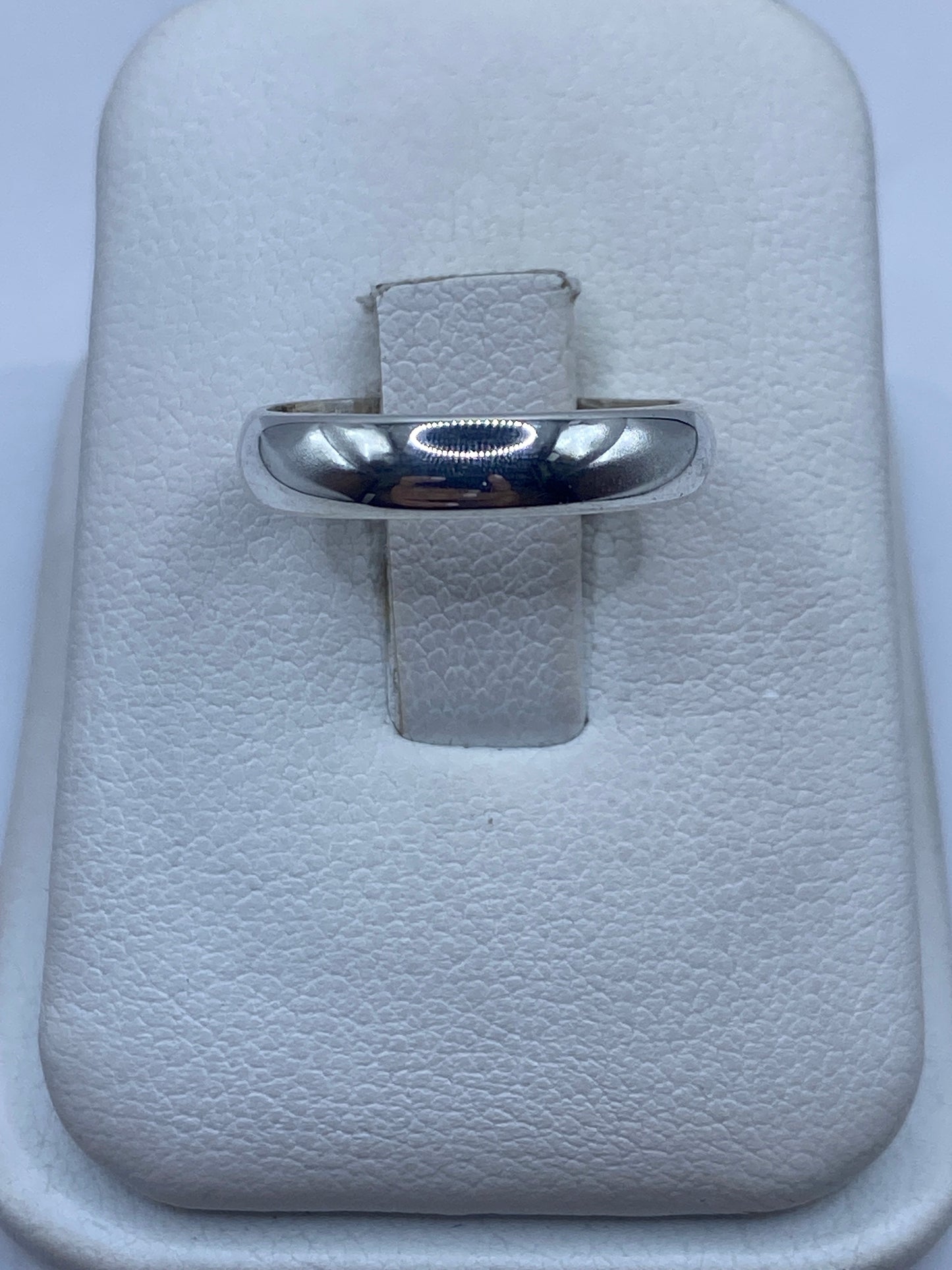 Anillo de plata pulido banda lisa en estuche blanco de presentación