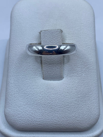 Anillo de plata pulido banda lisa en estuche blanco de presentación