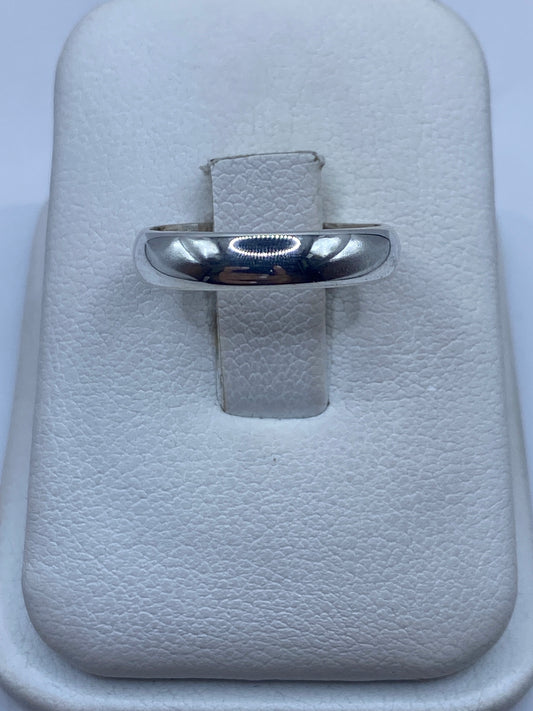 Anillo de plata pulido banda lisa en estuche blanco de presentación