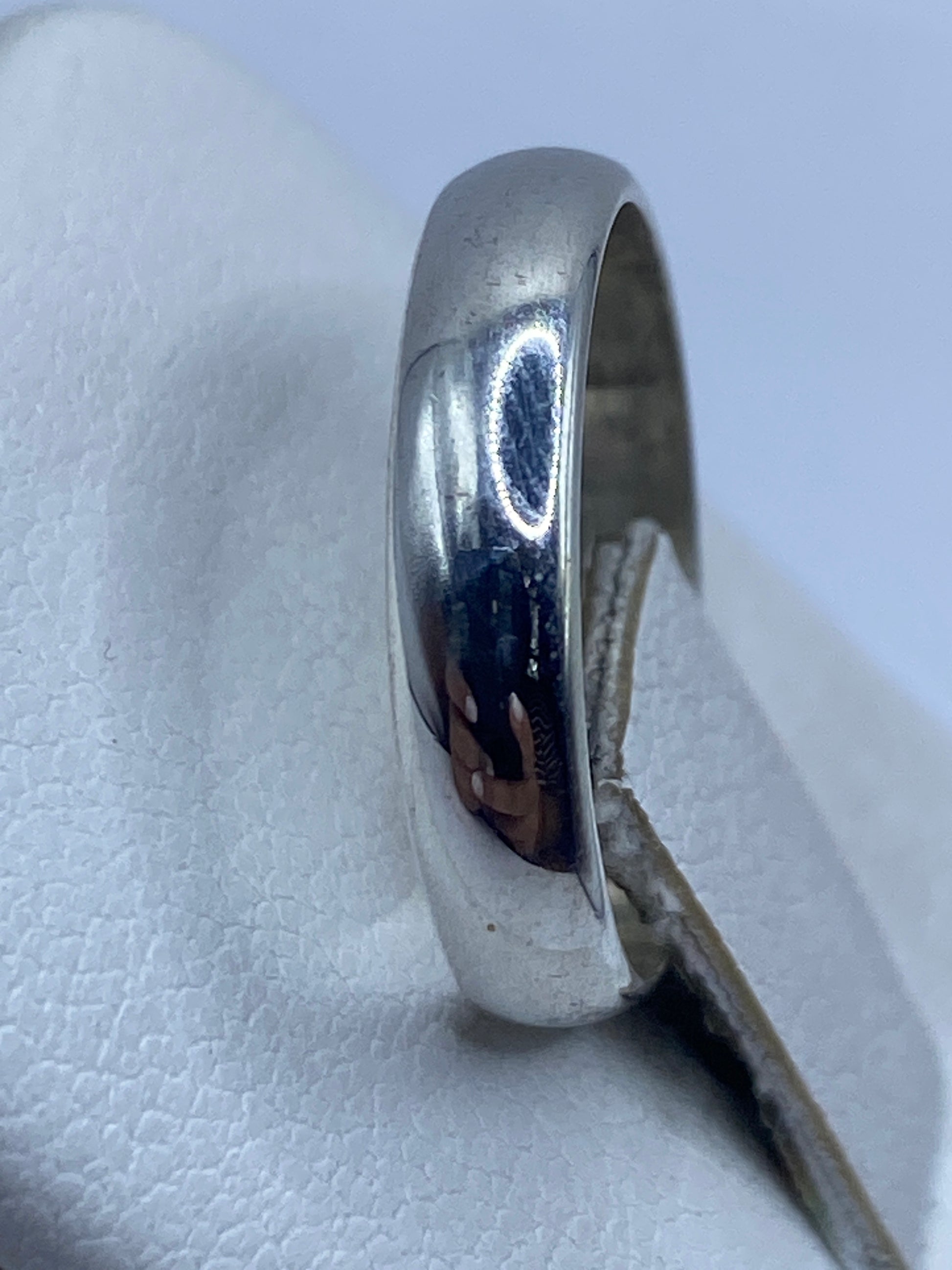 Anillo de plata .925 en dedo mostrando comodidad y ajuste natural