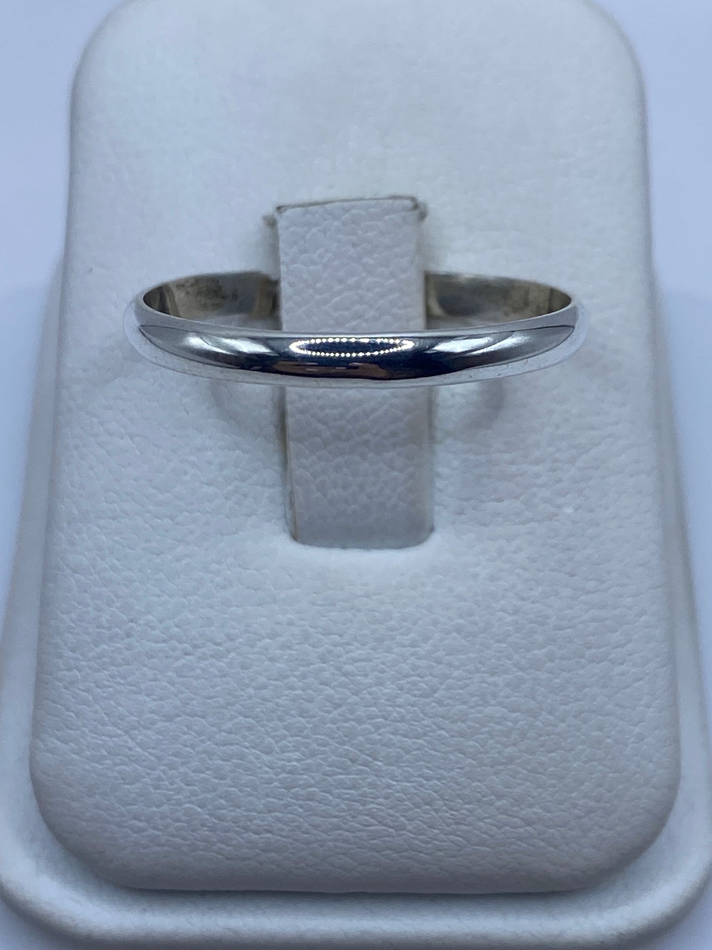 Anillo de plata banda lisa pulida en caja presentadora blanca