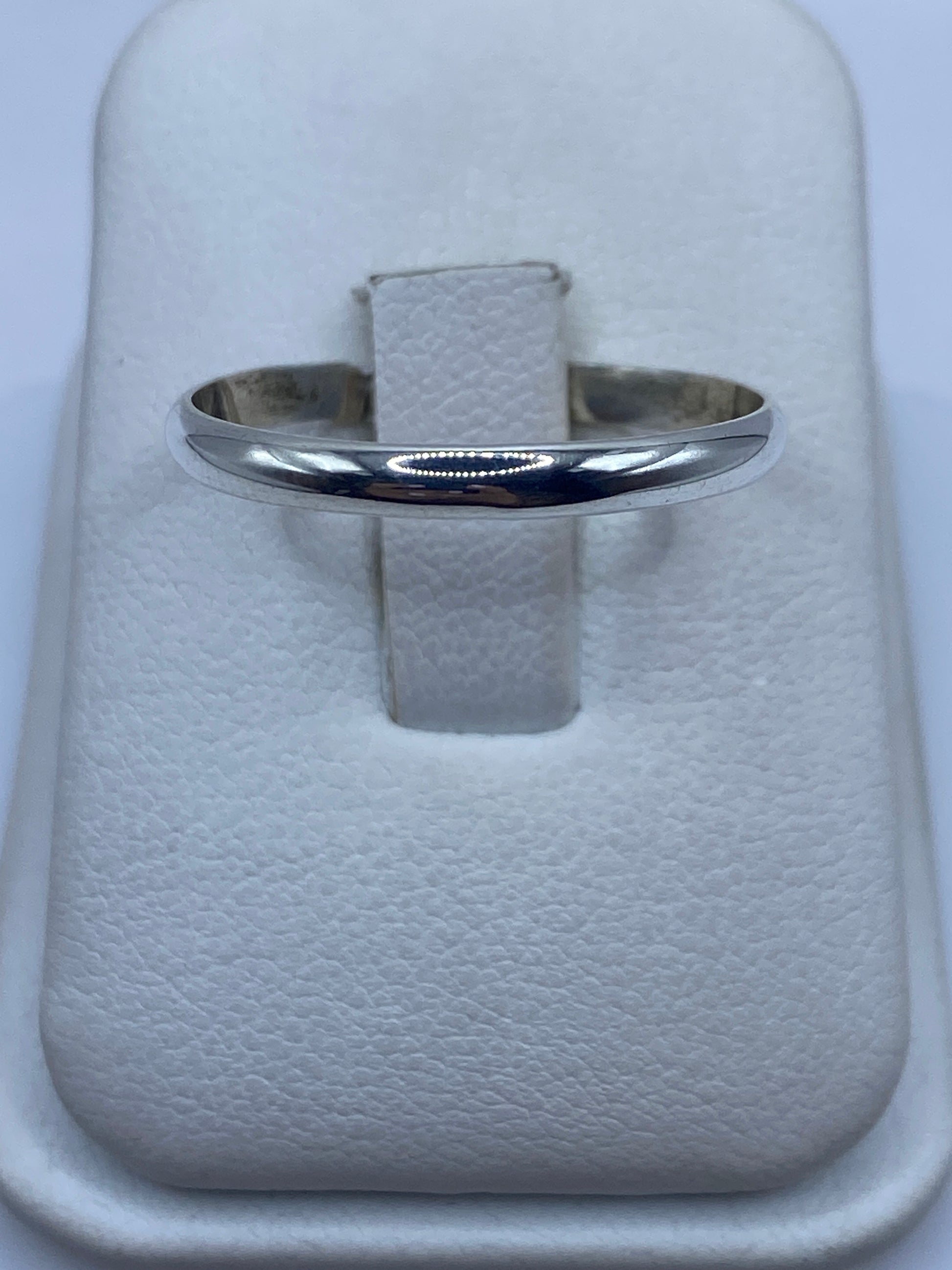 Anillo de plata banda lisa pulida en caja presentadora blanca