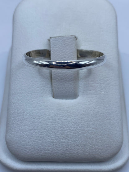 Anillo de plata banda lisa pulida en caja presentadora blanca