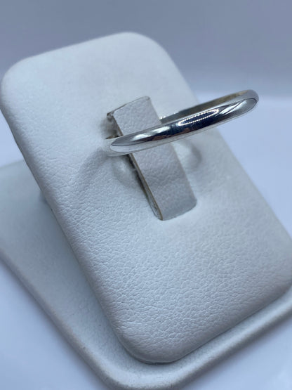 Detalle lateral del anillo minimalista mostrando el pulido espejo en plata .925