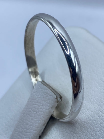 Anillo banda en dedo mostrando el acabado liso y brillante