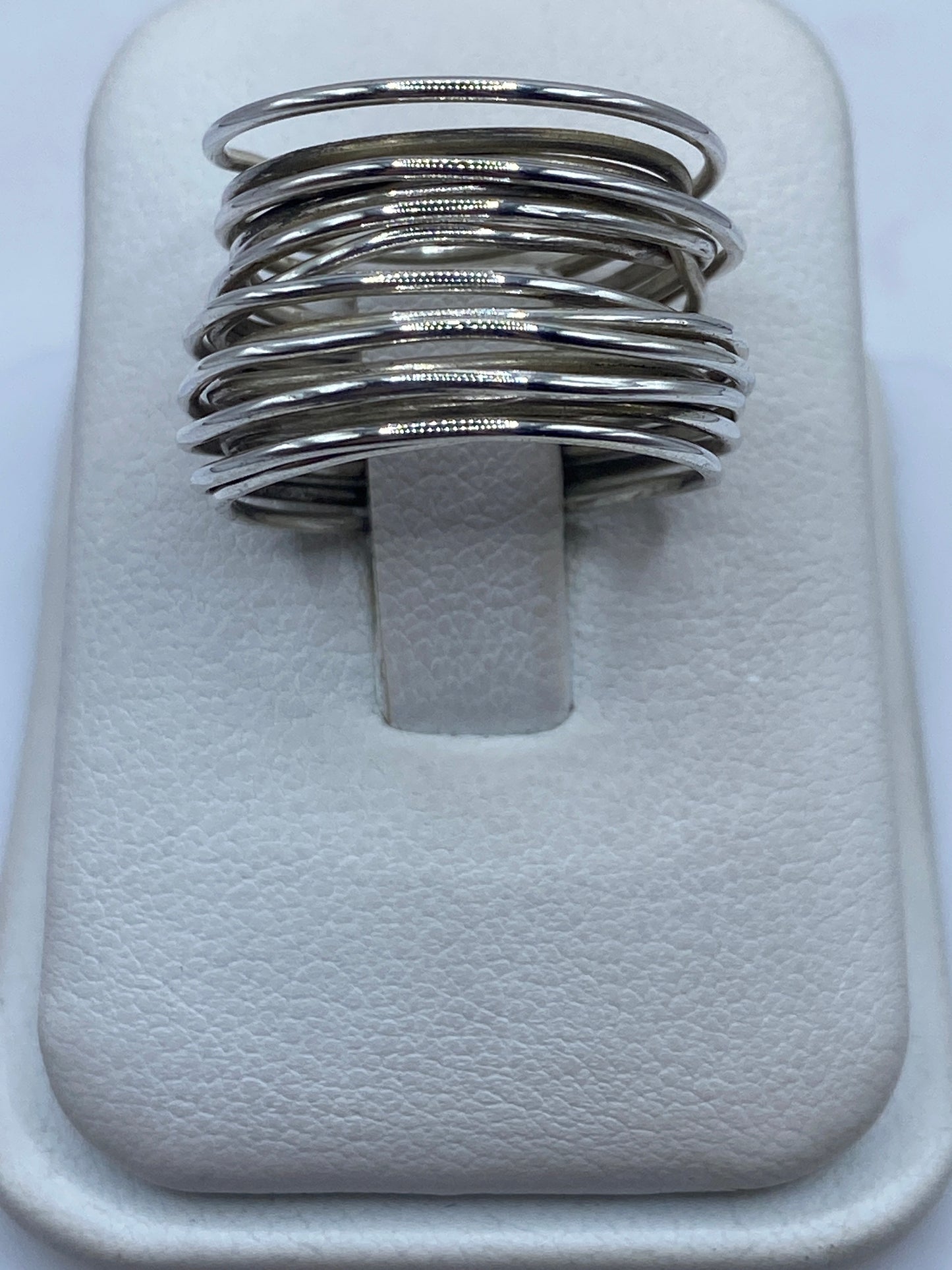 Anillo de plata multicapa con bandas texturizadas en estuche blanco