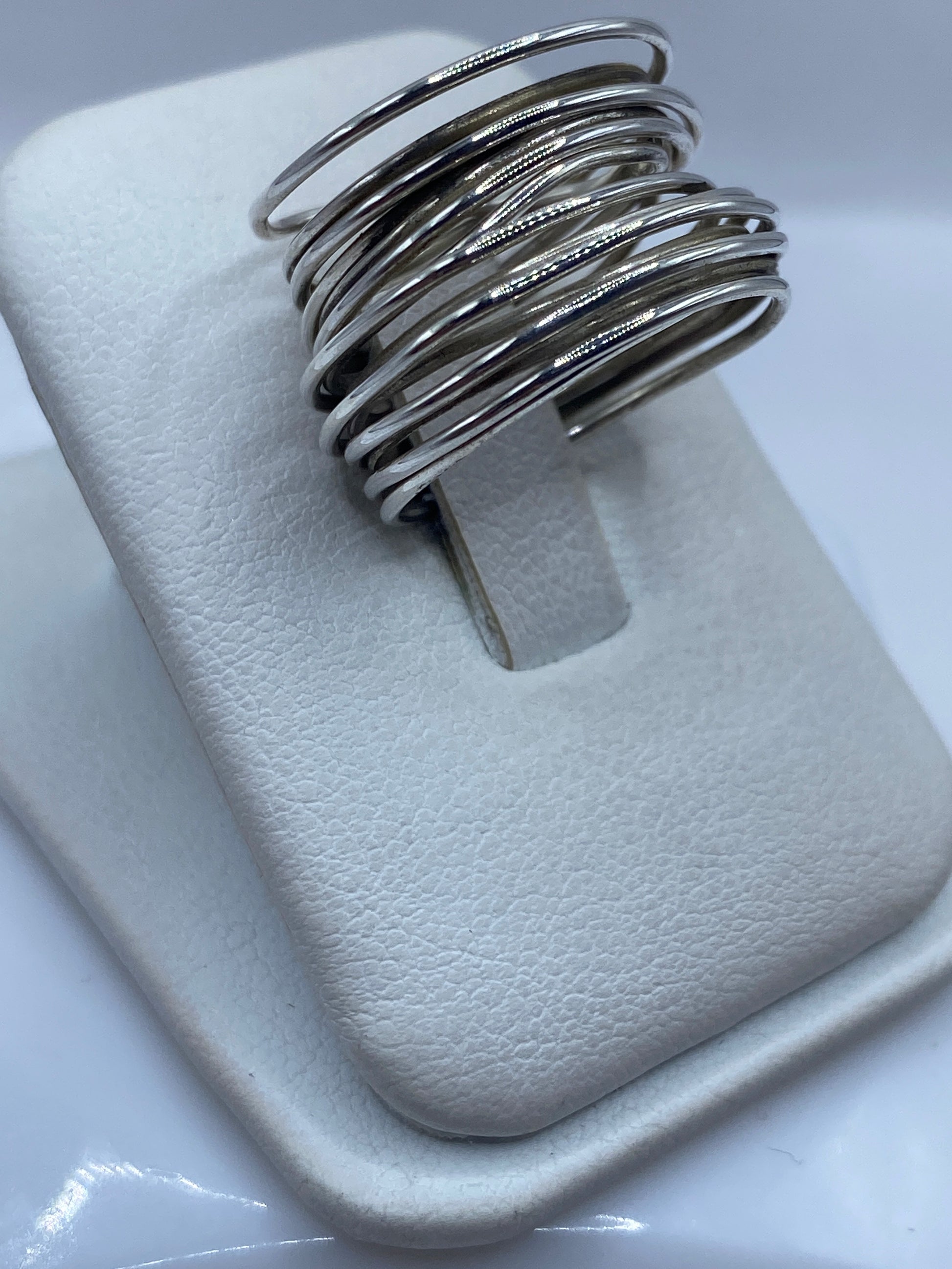 Vista lateral del anillo minimalista de plata .925 mostrando las capas superpuestas