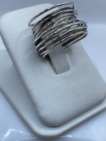 Vista lateral del anillo minimalista de plata .925 mostrando las capas superpuestas
