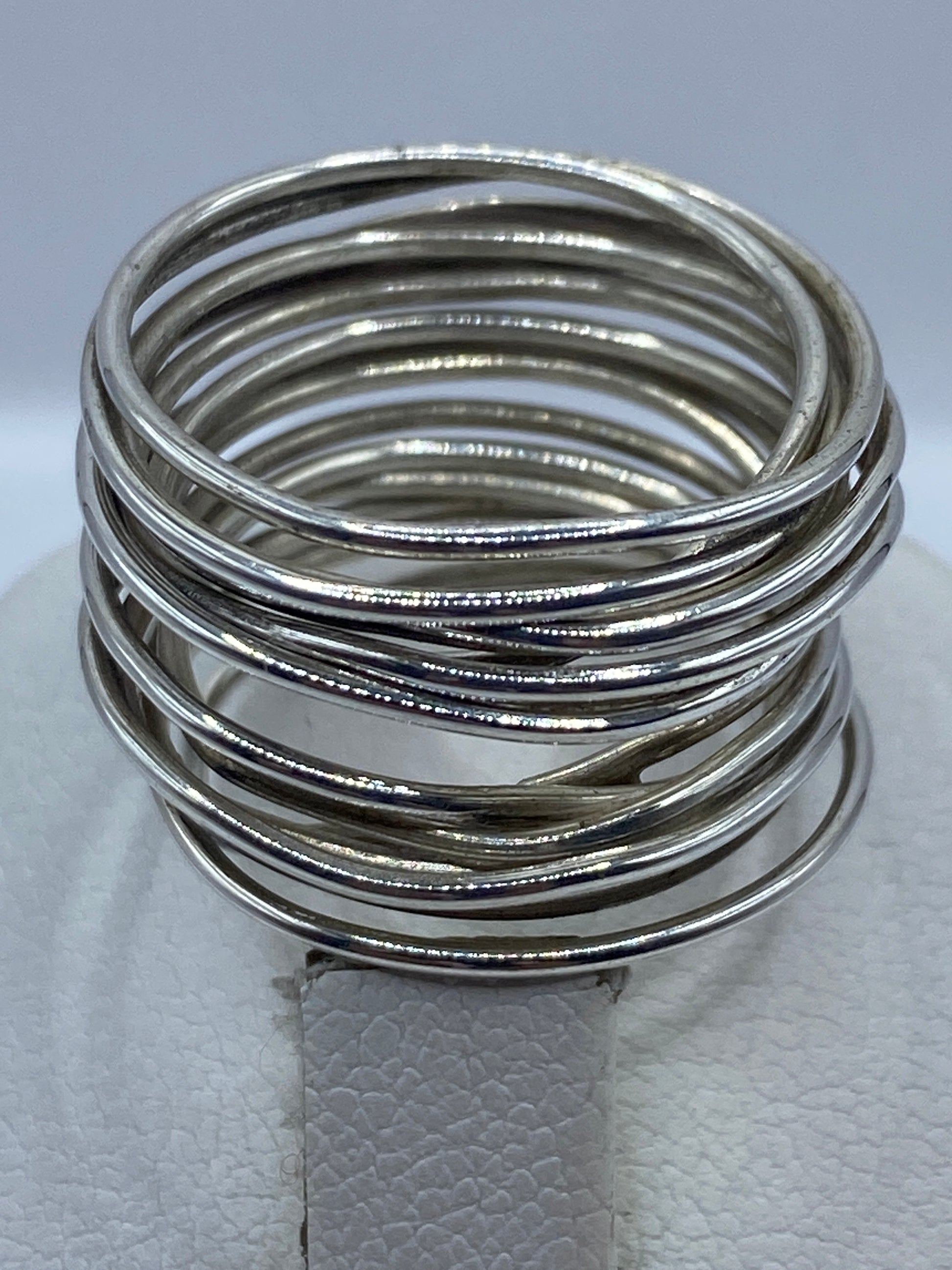 Anillo en la mano mostrando el acabado texturizado y pulido de cada banda