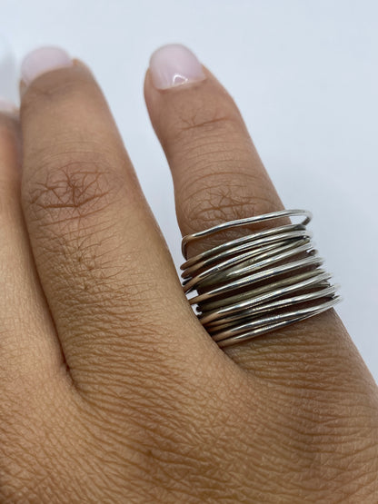 Anillo sobre escala mostrando peso de 6.1 gramos de plata pura