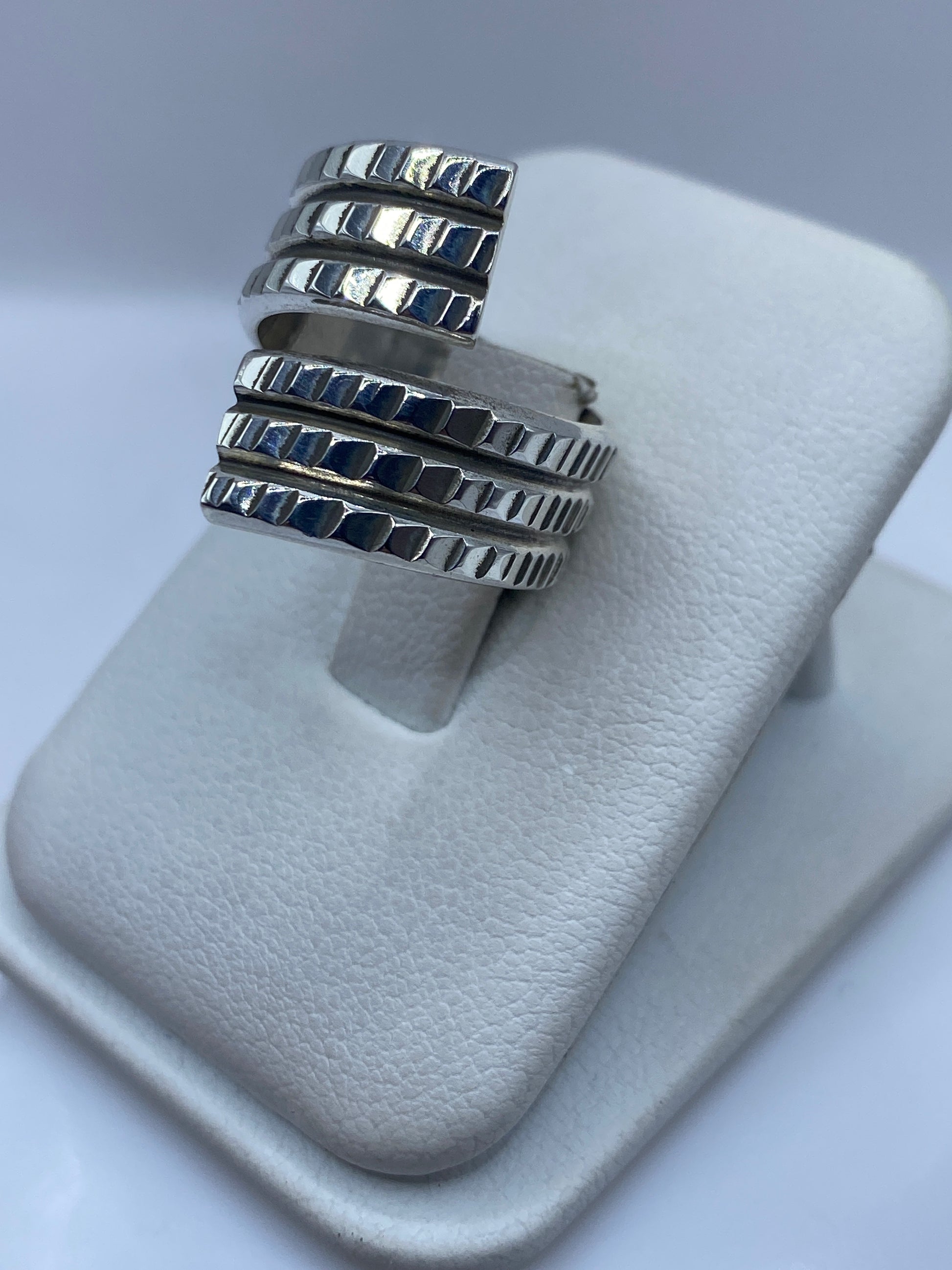 Detalle de las bandas superpuestas del anillo minimalista en plata .925